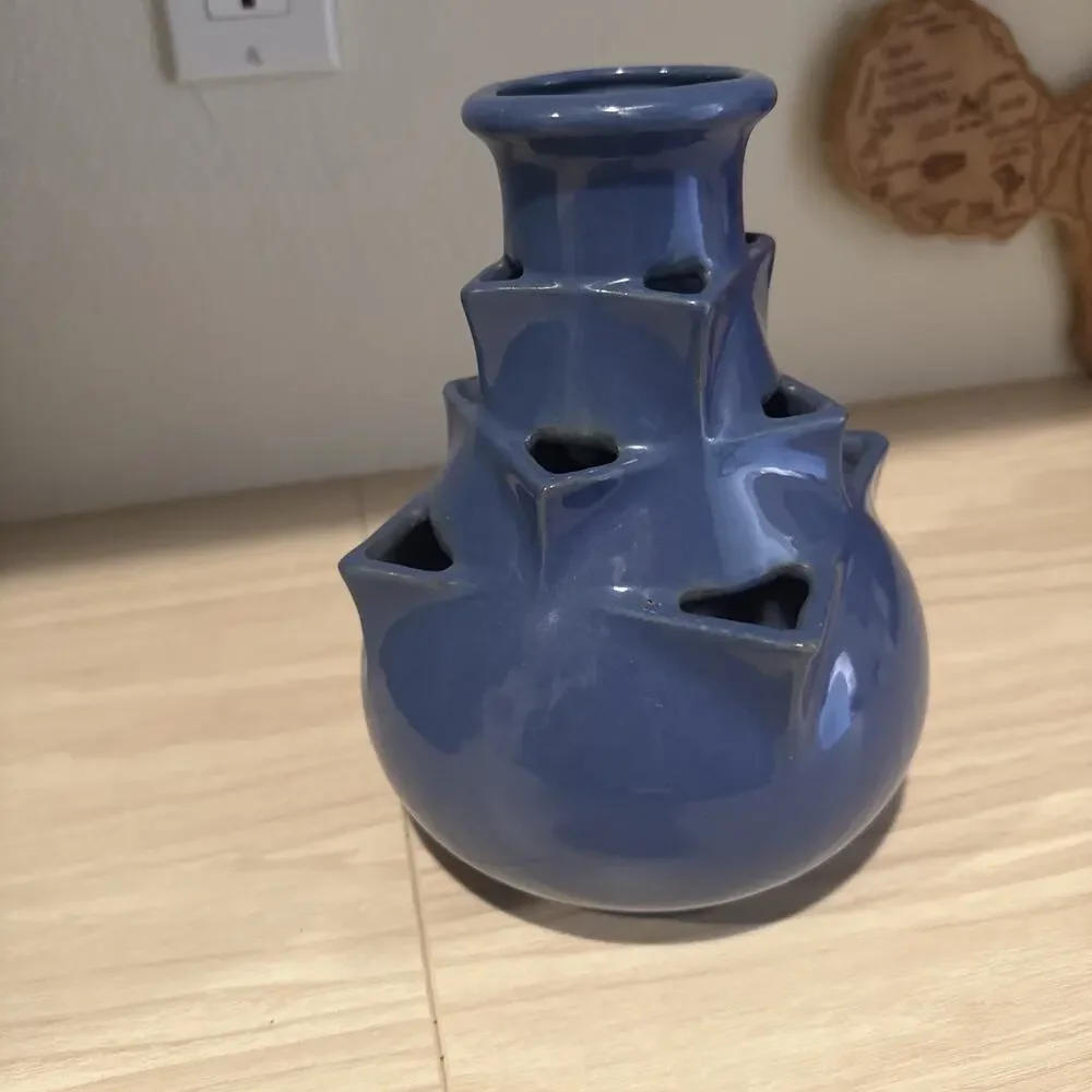 Vintage Western Stoneware Monmouth Pineapple Vase Strawberry Planter Jar Blue 8”
